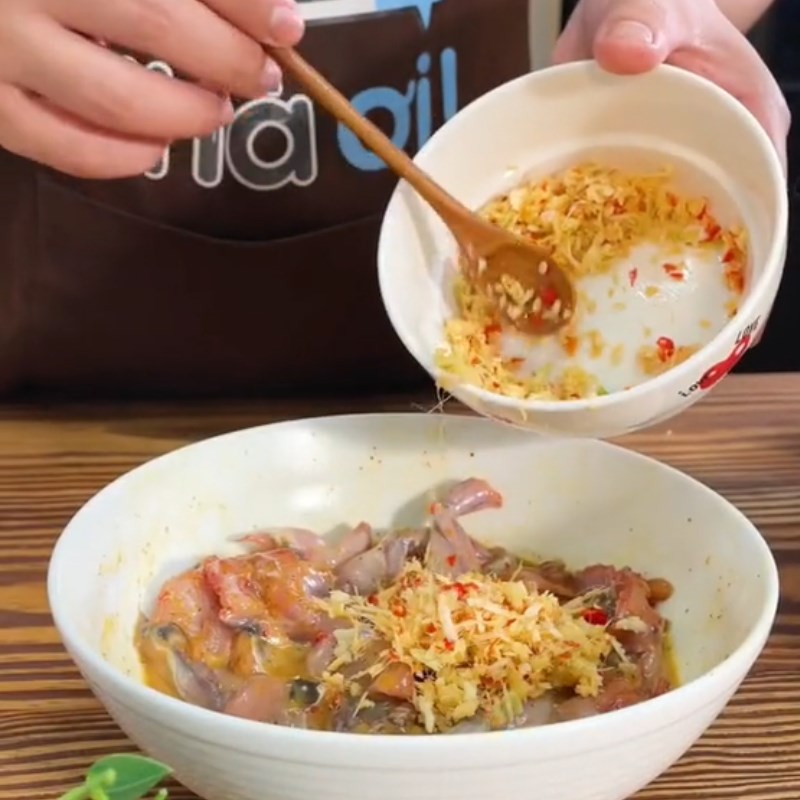 Bước 1 Chuẩn bị nguyên liệu Cà ri ếch hấp trái dừa (Công thức được chia sẻ từ Tiktok Cách Nấu Ngon cùng Cách Nấu Ngon)