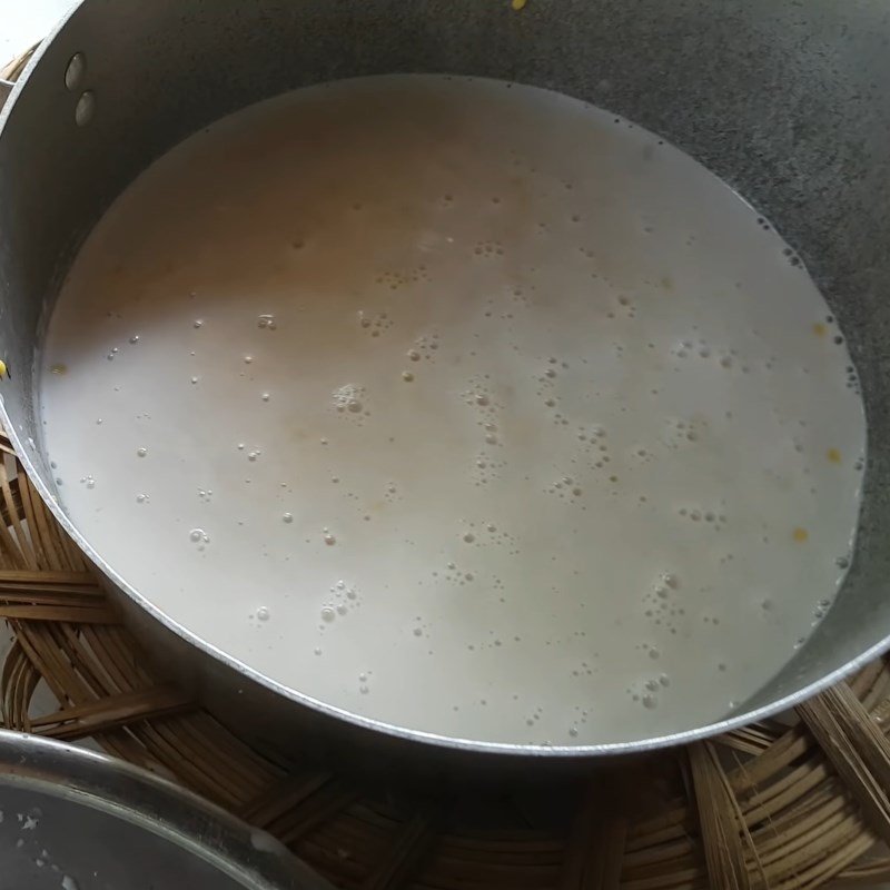 Bước 2 Chuẩn bị nước cốt và nấu đậu Chè trôi nước gấc nhân sầu riêng