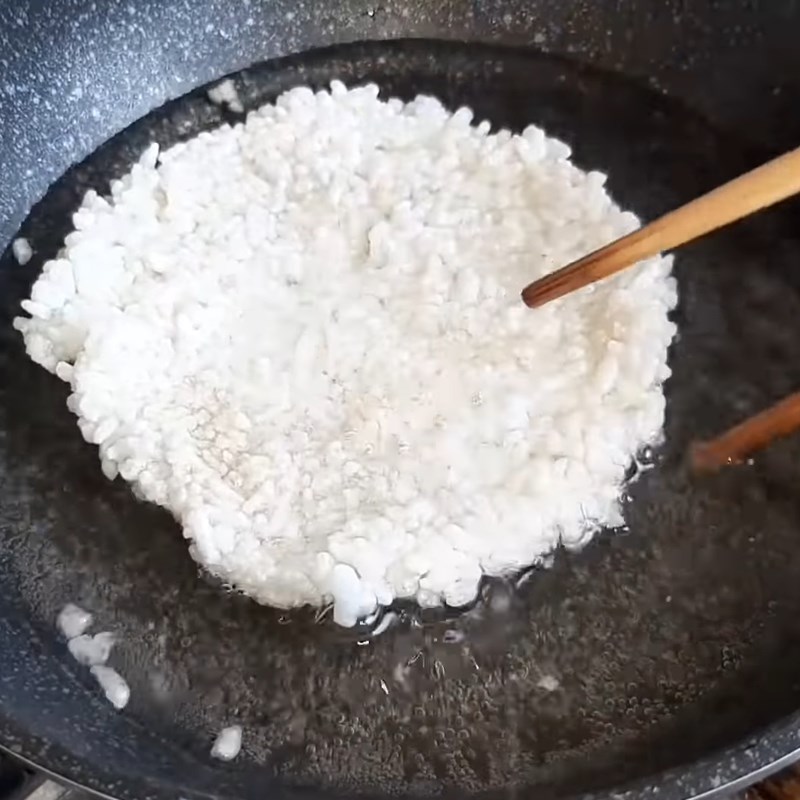Bước 2 Chiên cơm cháy Cơm cháy chà bông chay