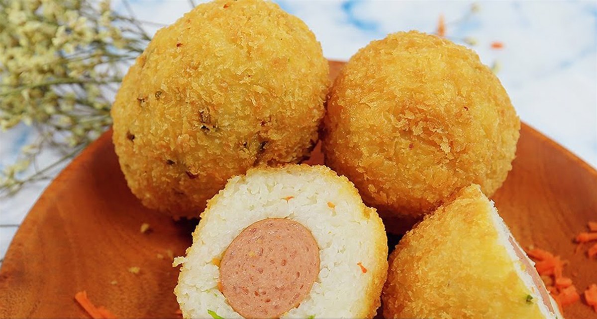 Cơm nguội bọc xúc xích