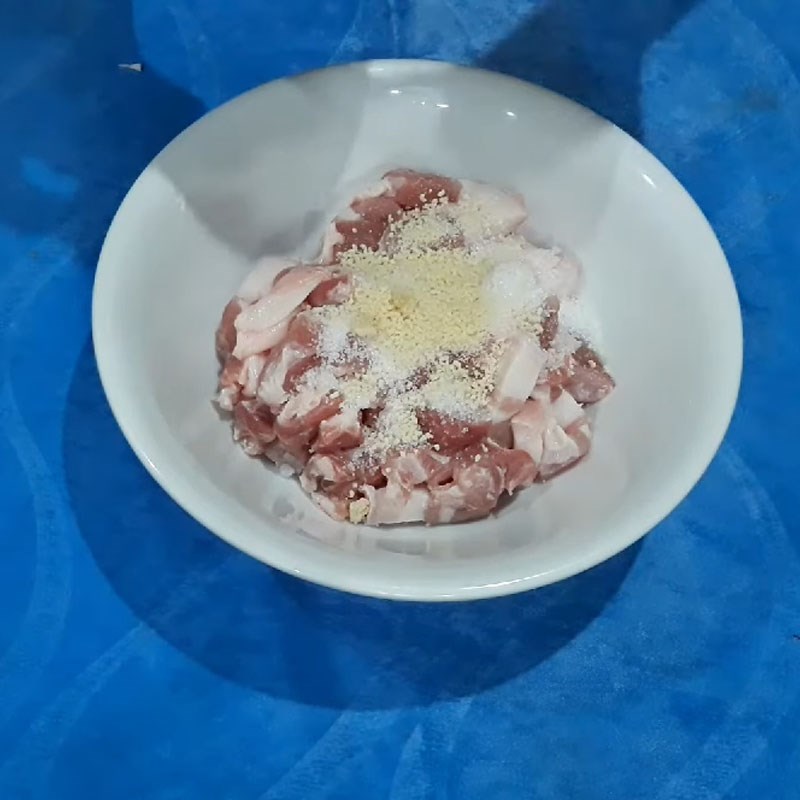 Bước 3 Ướp thịt heo Củ hủ dừa kho thịt