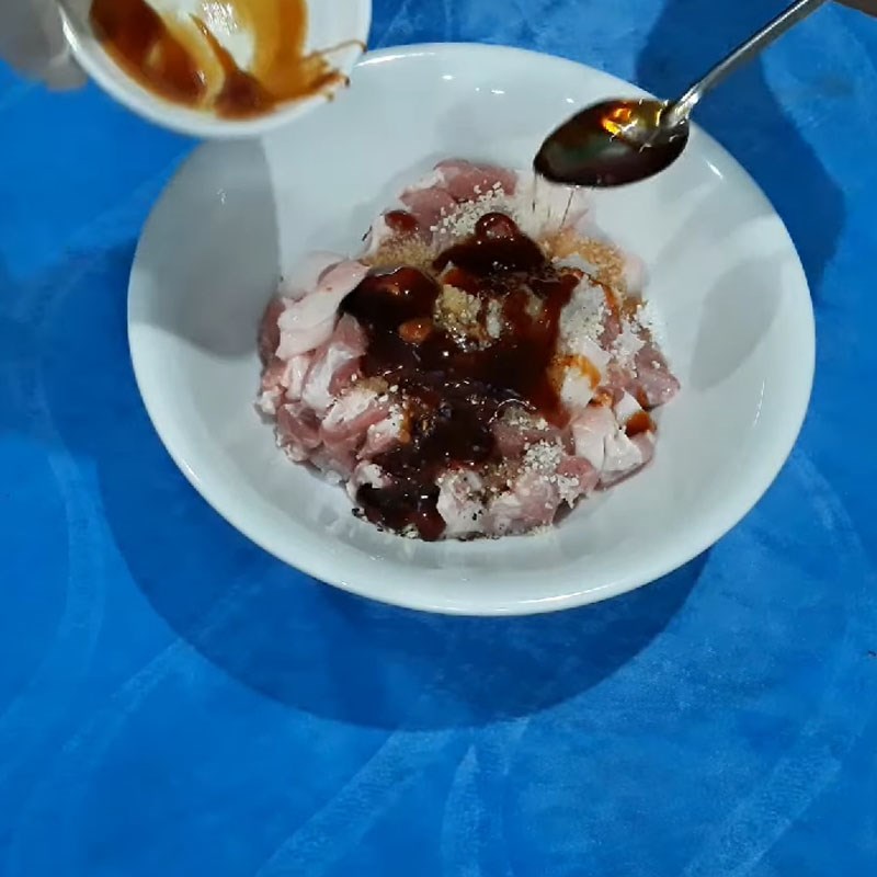 Bước 3 Ướp thịt heo Củ hủ dừa kho thịt