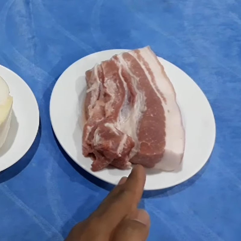 Bước 2 Sơ chế thịt heo Củ hủ dừa kho thịt