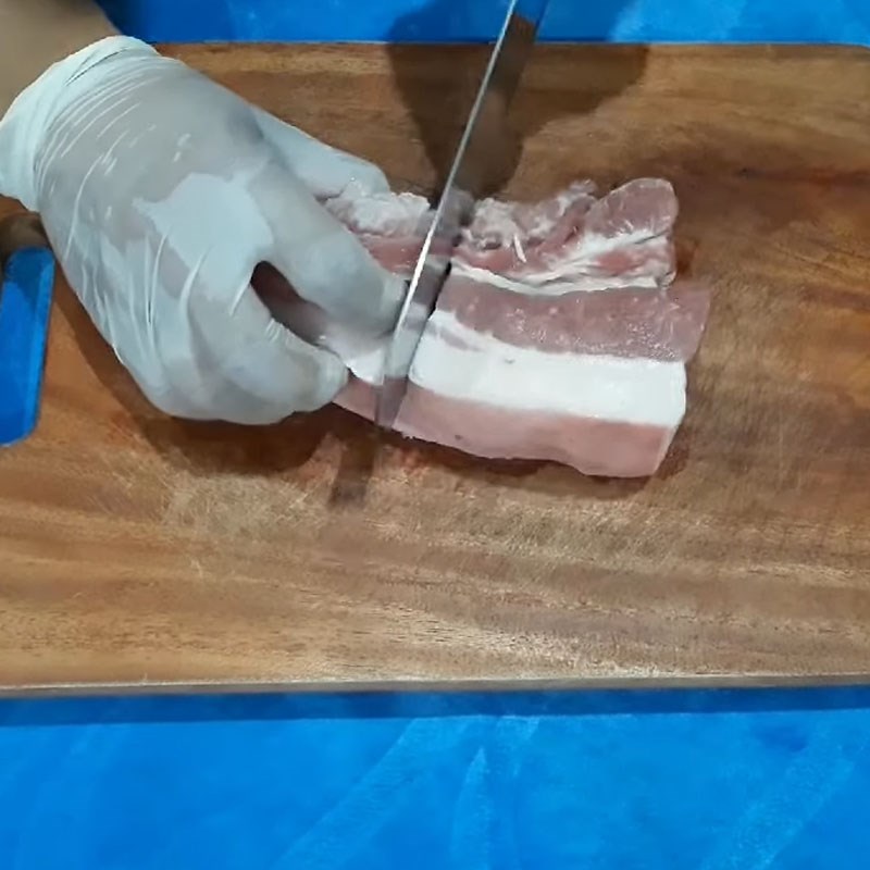 Bước 2 Sơ chế thịt heo Củ hủ dừa kho thịt