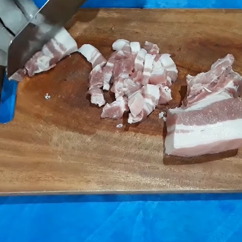 Bước 2 Sơ chế thịt heo Củ hủ dừa kho thịt