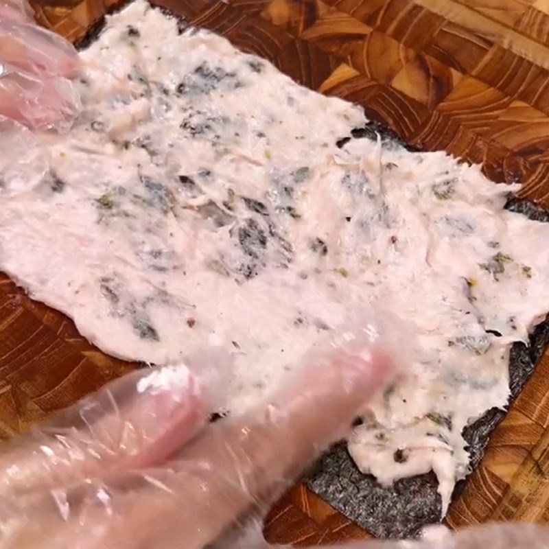 Bước 2 Cuộn giò với rong biển Chả giò rong biển (Công thức được chia sẻ từ TikTok Cách Nấu Ngon cùng Cách Nấu Ngon)