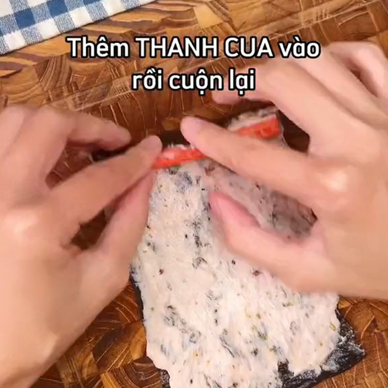 Bước 2 Cuộn giò với rong biển Chả giò rong biển (Công thức được chia sẻ từ TikTok Cách Nấu Ngon cùng Cách Nấu Ngon)