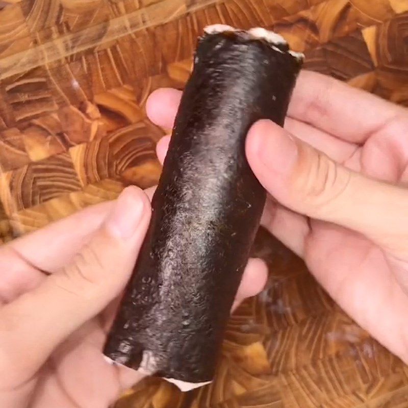 Bước 2 Cuộn giò với rong biển Chả giò rong biển (Công thức được chia sẻ từ TikTok Cách Nấu Ngon cùng Cách Nấu Ngon)