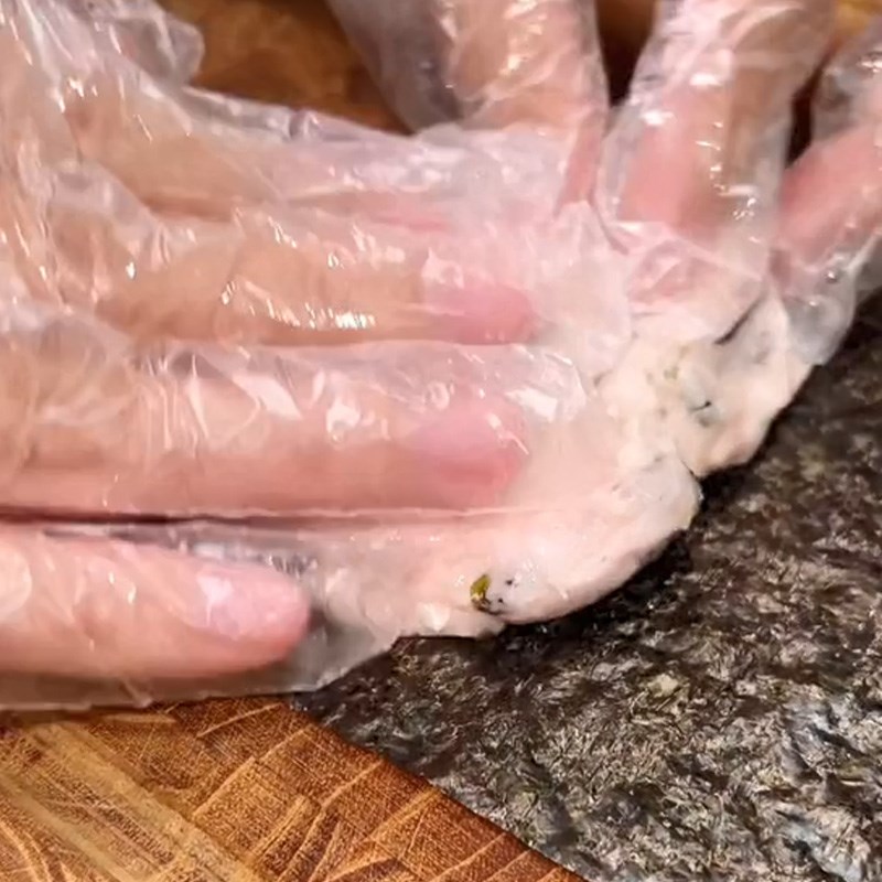 Bước 2 Cuộn giò với rong biển Chả giò rong biển (Công thức được chia sẻ từ TikTok Cách Nấu Ngon cùng Cách Nấu Ngon)
