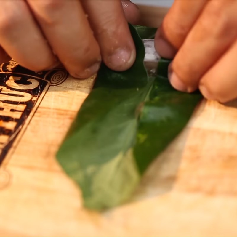 Bước 2 Cuốn tạo hình Cá cuốn lá lốt
