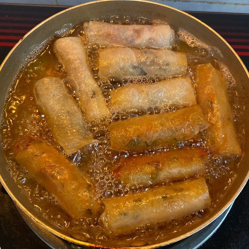 Bước 2 Cuốn và chiên chả giò và làm nước chấm Cách làm bún chả giò với chả giò tự làm