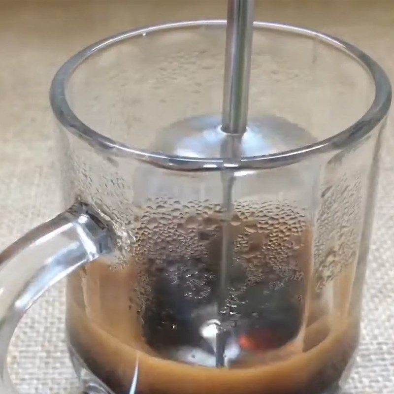 Bước 2 Đánh bông cà phê Sữa chua cà phê bọt biển