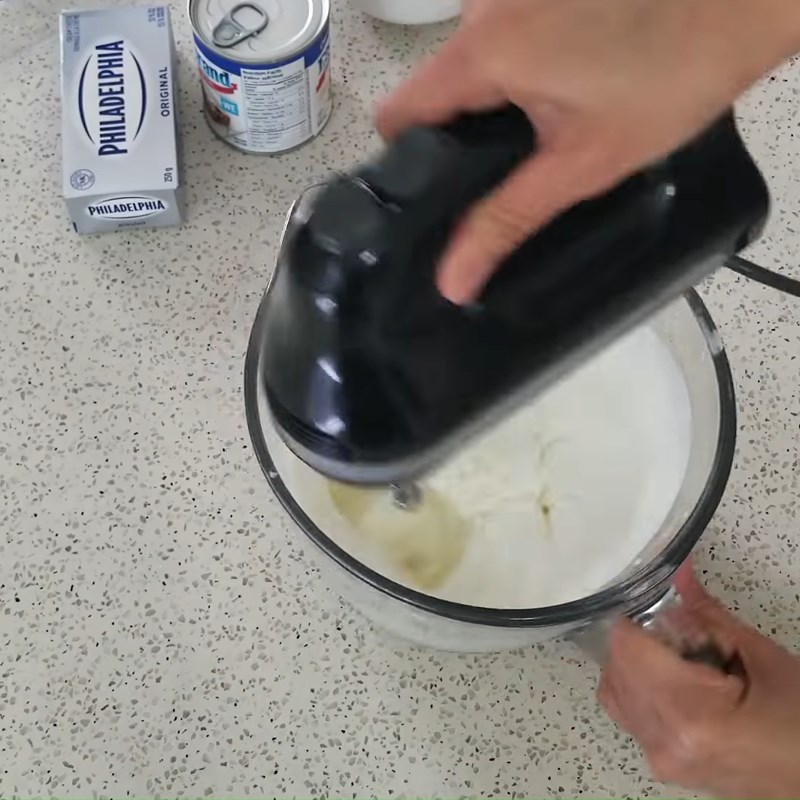 Bước 2 Đánh bông hỗn hợp kem phô mai Kem dâu phô mai sữa đặc