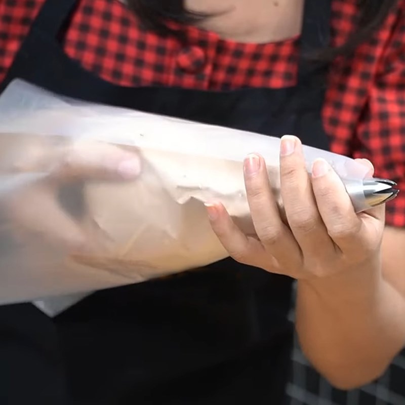 Bước 5 Đánh bông kem tiramisu Trà sữa kem tiramisu