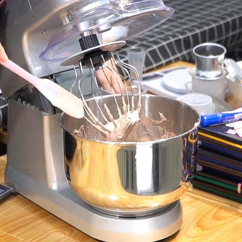 Bước 5 Đánh bông kem tiramisu Trà sữa kem tiramisu