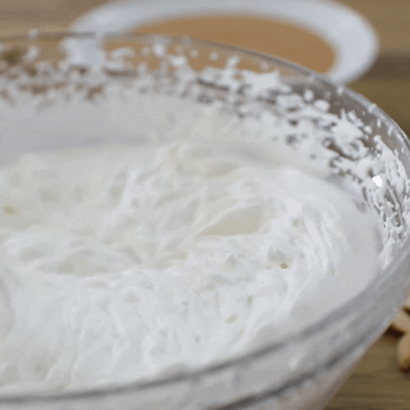 Bước 1 Đánh heavy cream Kem bơ đậu phộng