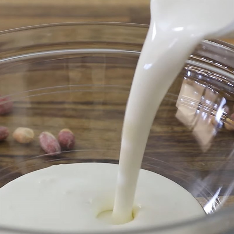 Bước 1 Đánh heavy cream Kem bơ đậu phộng