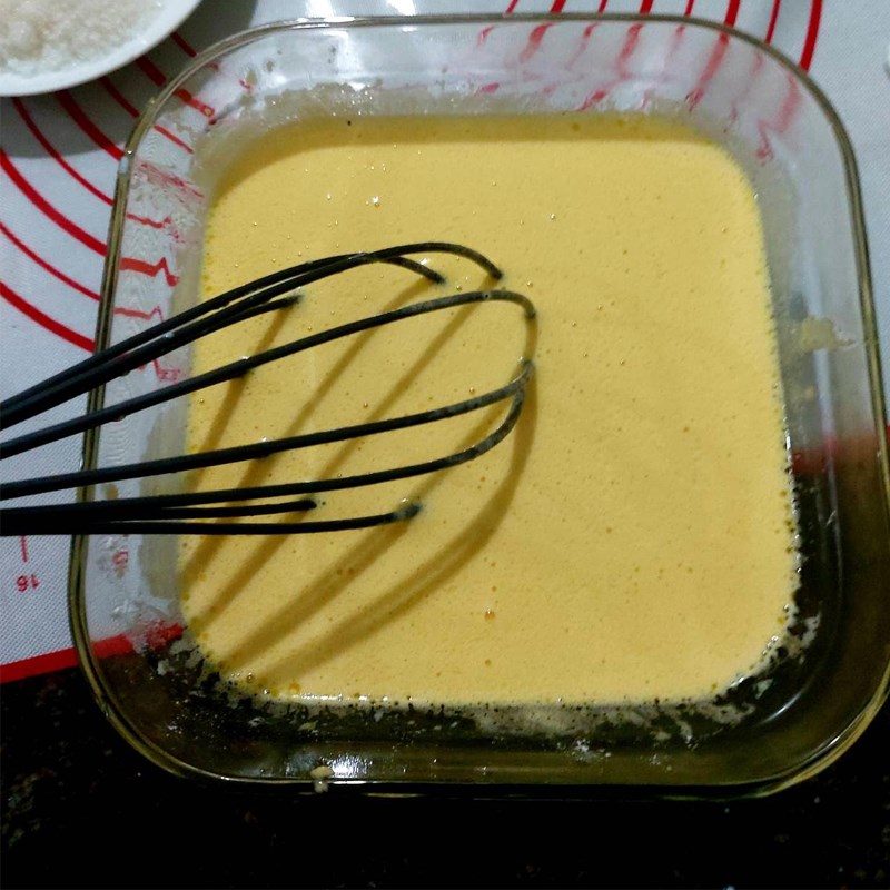 Bước 2 Đánh hỗn hợp trứng đường Bánh mì nhân trứng sữa (Custard)