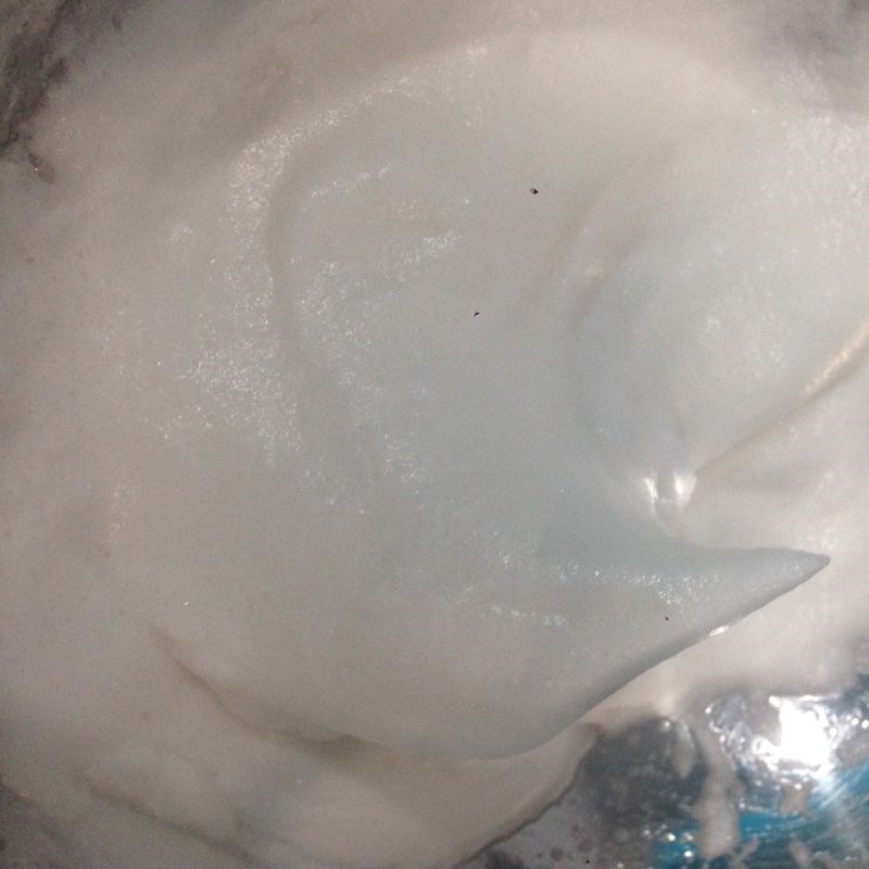 Bước 1 Đánh lòng đỏ và trắng của trứng Bánh bông lan mini 3 vị bằng nồi chiên không dầu
