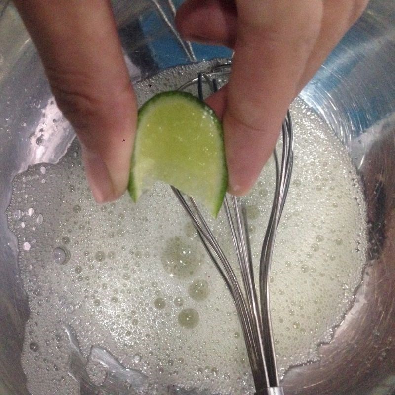 Bước 1 Đánh lòng đỏ và trắng của trứng Bánh bông lan mini 3 vị bằng nồi chiên không dầu