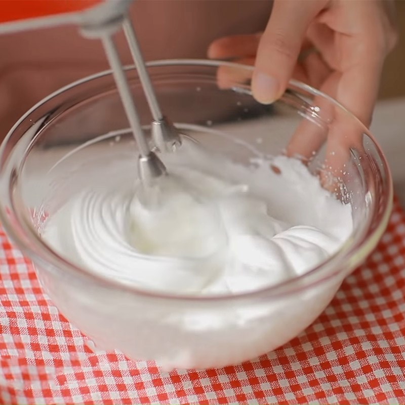 Bước 1 Đánh trứng Bánh mousse việt quất sữa chua