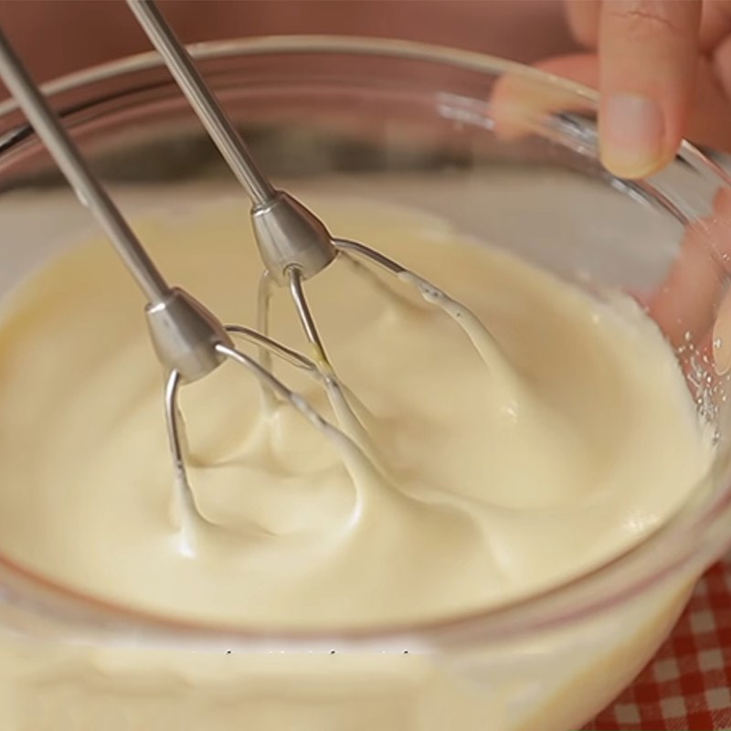 Bước 1 Đánh trứng Bánh mousse việt quất sữa chua