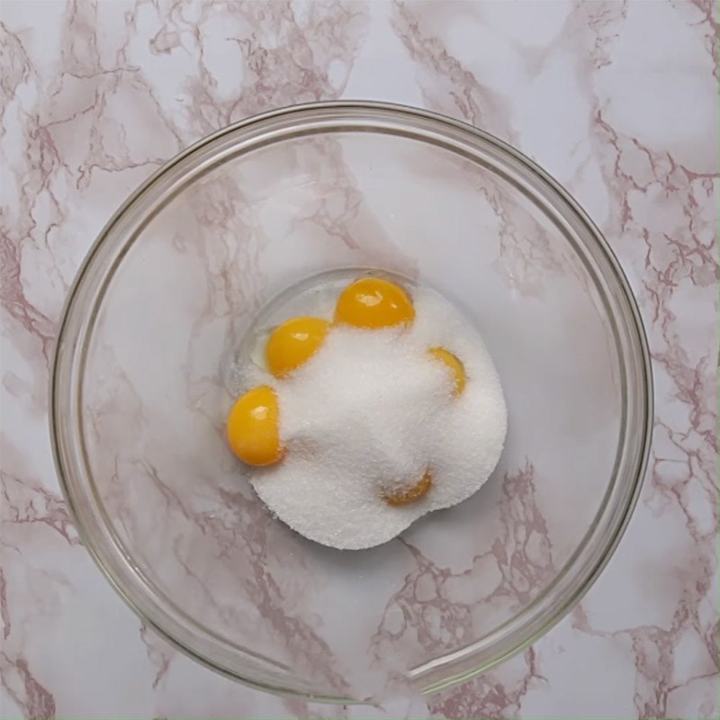 Bước 2 Đánh trứng Bánh mousse việt quất chocolate