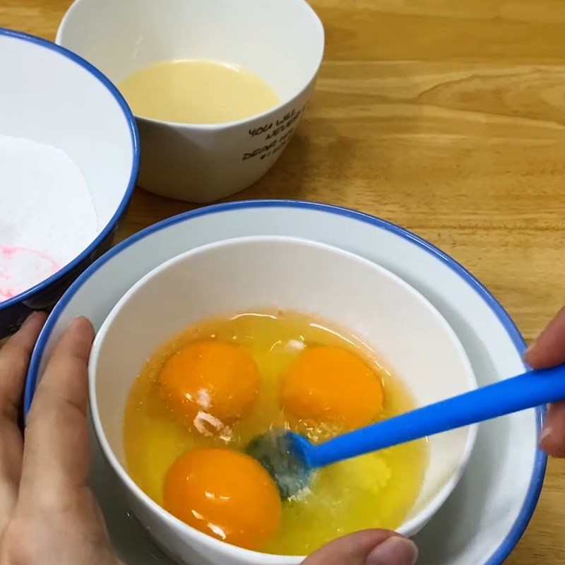 Bước 1 Đánh trứng Bánh bông lan bằng máy xay sinh tố và xửng hấp