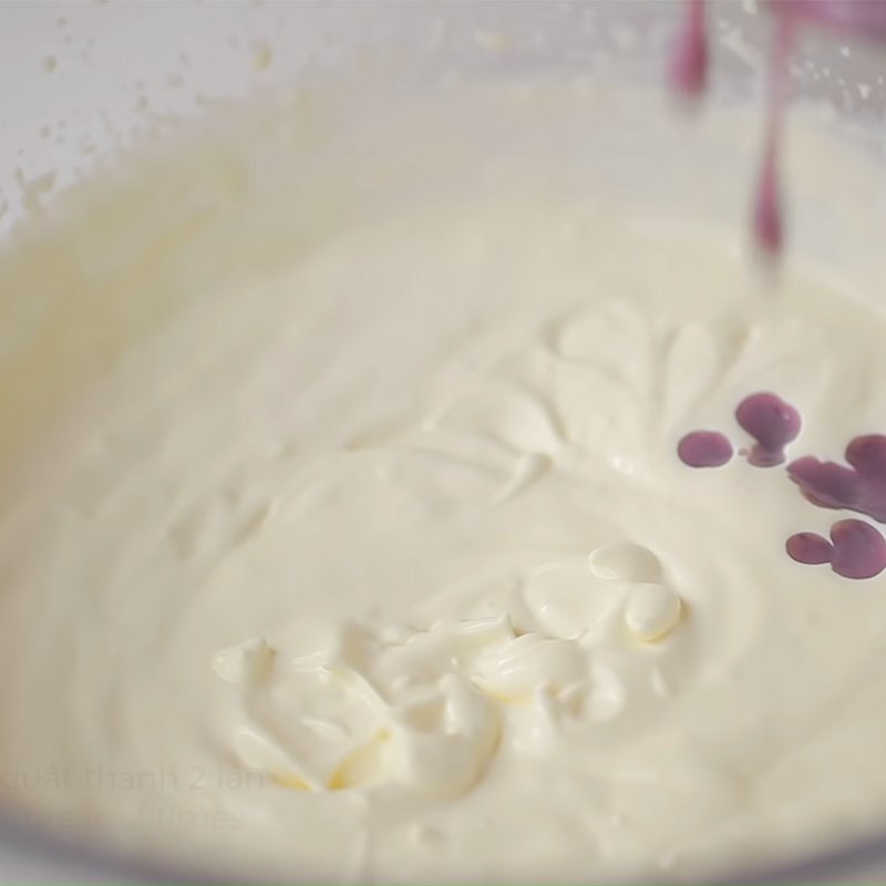 Bước 4 Đánh whipping cream Bánh mousse việt quất sữa chua