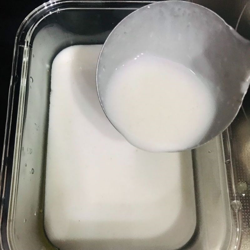 Bước 4 Đổ hỗn hợp rau câu ra khuôn Rau câu lá dứa nước cốt dừa (công thức được chia sẻ từ người dùng)