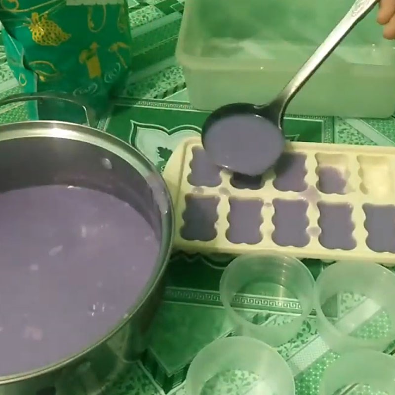 Bước 3 Đổ khuôn pudding Pudding khoai môn từ bột pudding khoai môn
