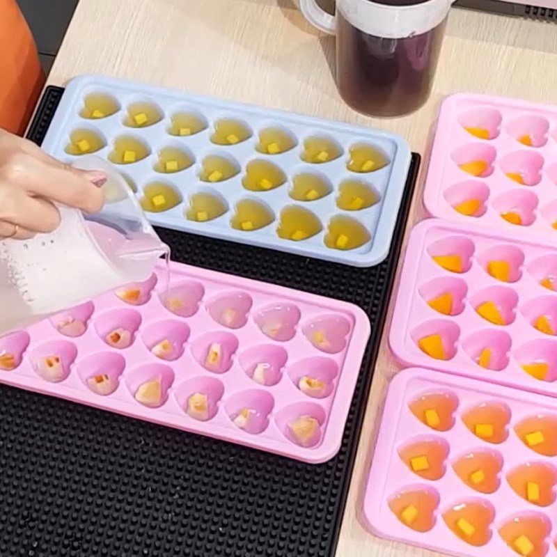 Bước 4 Đổ khuôn rau câu Thạch trái cây trong trà sữa