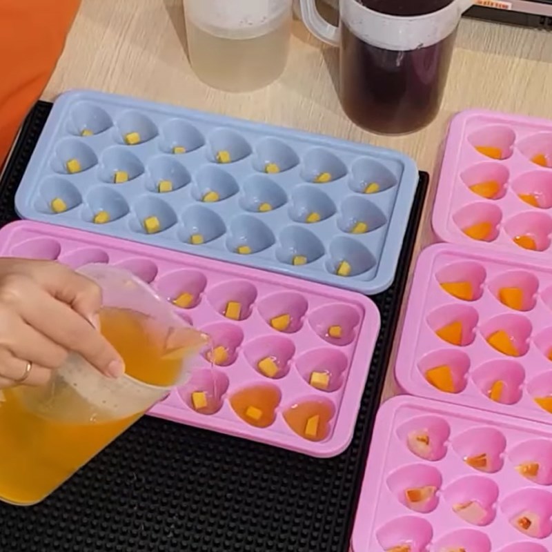 Bước 4 Đổ khuôn rau câu Thạch trái cây trong trà sữa