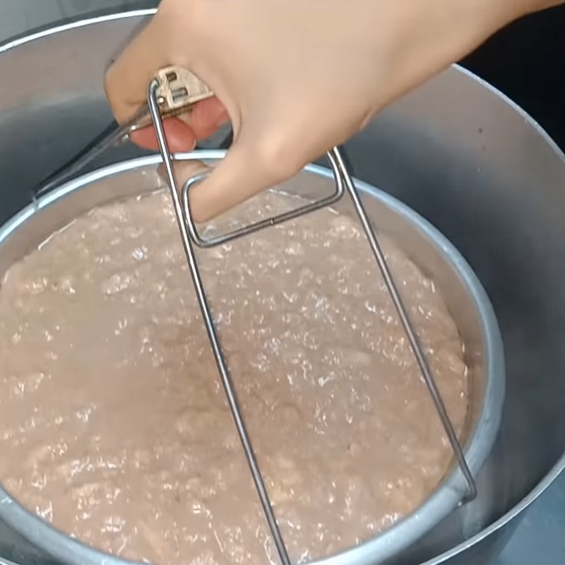 Bước 4 Đổ khuôn và hấp bánh Bánh chuối gạo lứt hấp