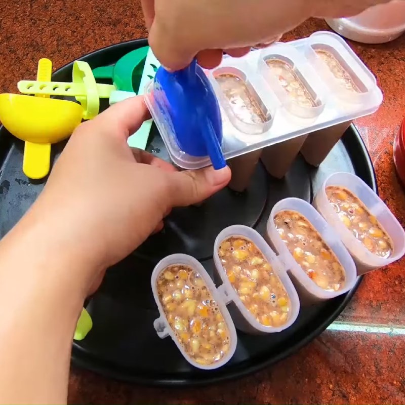 Bước 3 Đổ khuôn và làm đông Kem socola không cần whipping cream (kem sữa tươi)
