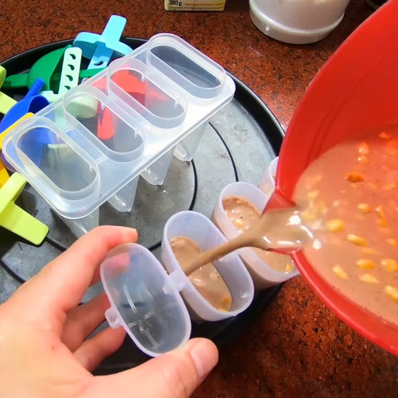 Bước 3 Đổ khuôn và làm đông Kem socola không cần whipping cream (kem sữa tươi)