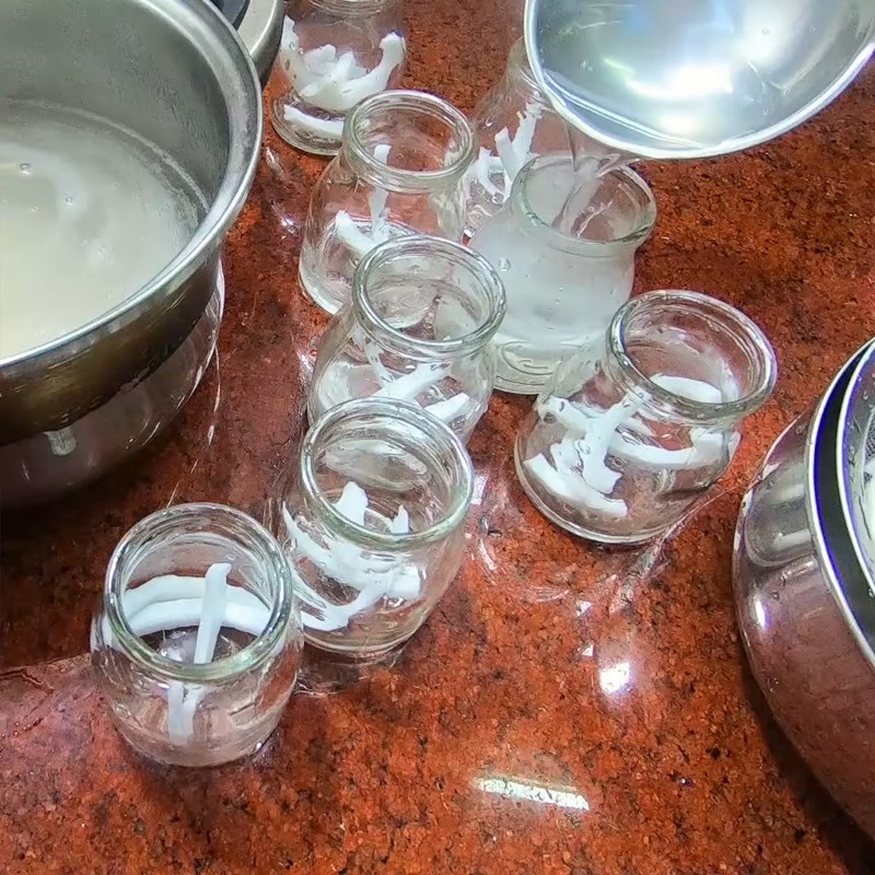 Bước 4 Đổ khuôn và làm đông rau câu Rau câu dừa sợi nước cốt dừa