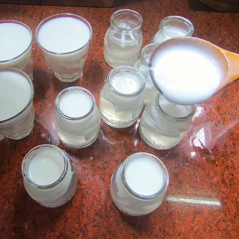 Bước 4 Đổ khuôn và làm đông rau câu Rau câu dừa sợi nước cốt dừa