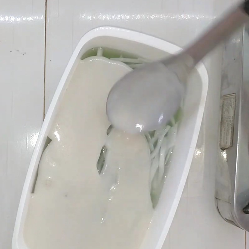 Bước 4 Đổ khuôn và làm đông rau câu Rau câu dừa sợi nước cốt dừa lá dứa