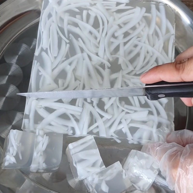 Bước 4 Đổ khuôn và làm đông rau câu Rau câu dừa sợi
