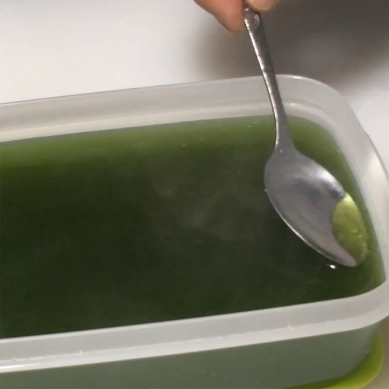 Bước 2 Đổ khuôn và làm đông thạch matcha Trà sữa thạch matcha