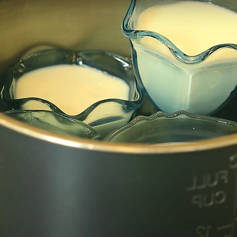 Bước 2 Đổ khuôn và ủ sữa chua Sữa chua sốt dứa tách lớp