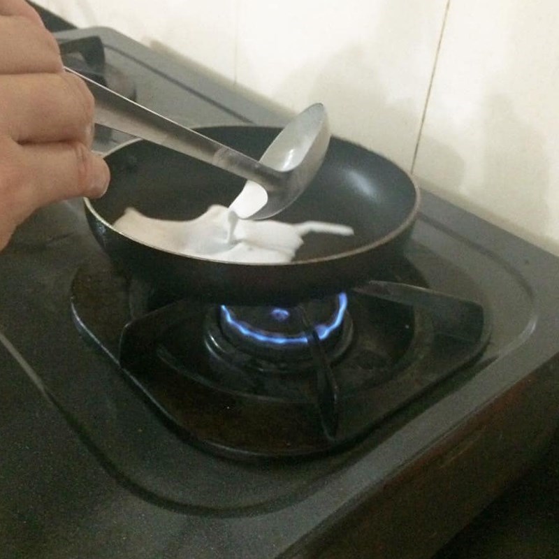 Bước 5 Đổ và cuốn bánh Bánh cuốn ngọt miền Tây