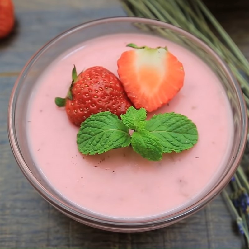 Bước 5 Đổ khuôn và trang trí bánh Pudding sữa chua dâu tây