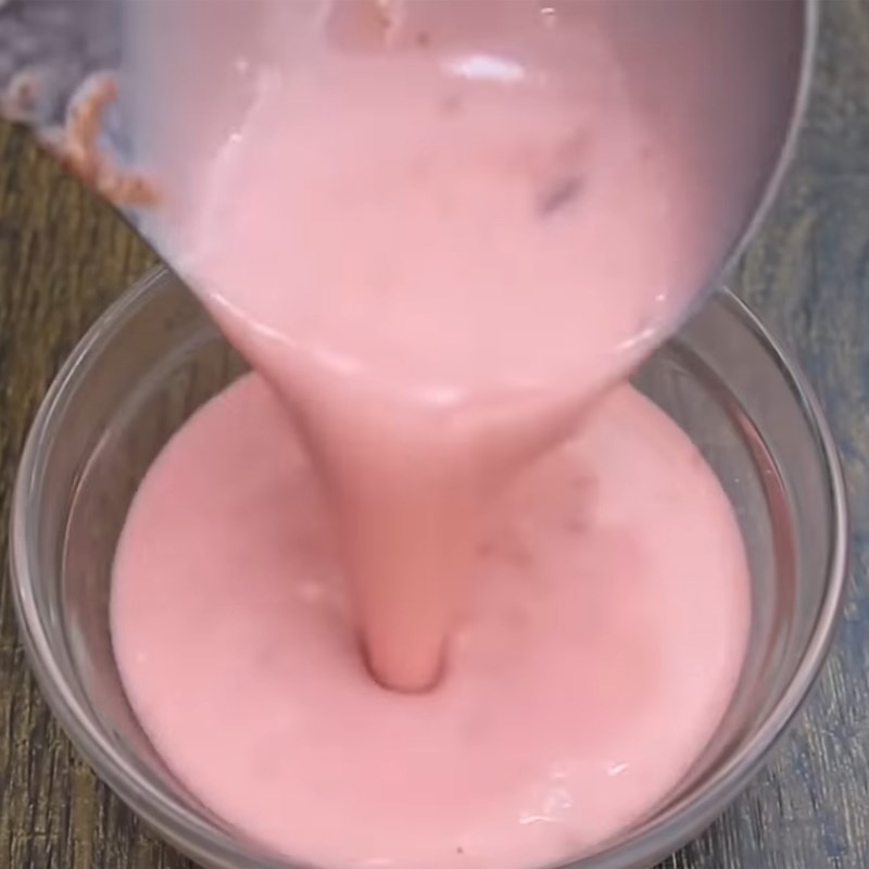 Bước 5 Đổ khuôn và trang trí bánh Pudding sữa chua dâu tây