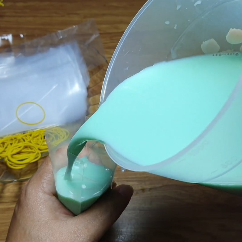 Bước 3 Đong túi và làm đông kem siro bạc hà Kem siro bạc hà