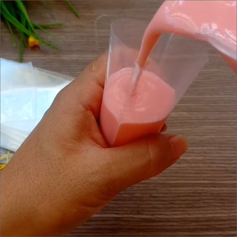 Bước 3 Đong túi và làm đông kem siro dâu Kem siro dâu