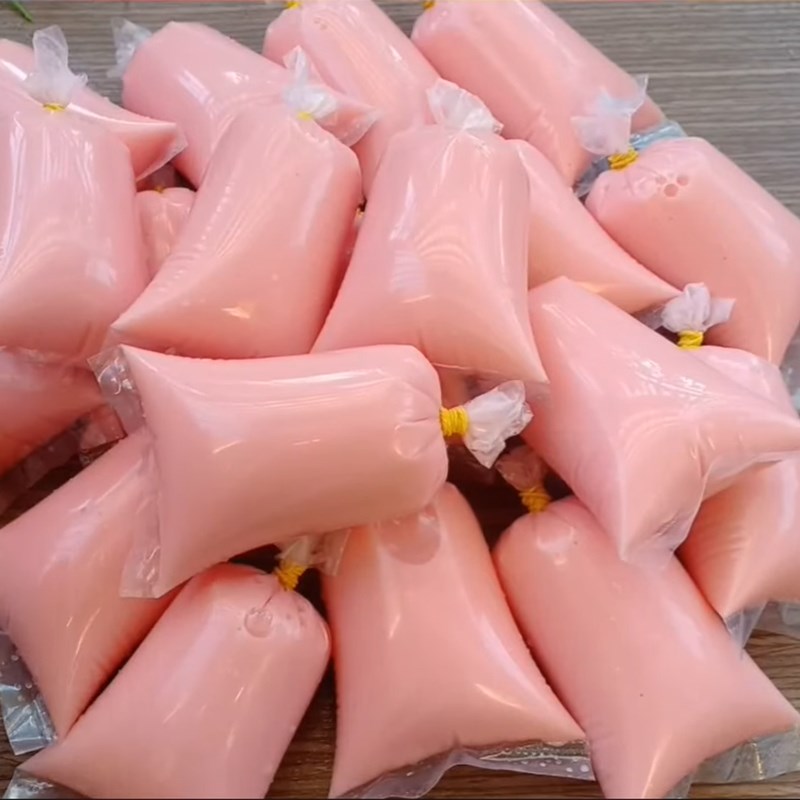 Bước 3 Đong túi và làm đông kem siro dâu Kem siro dâu