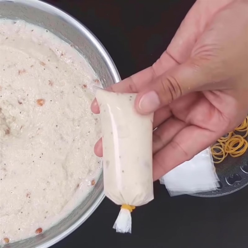 Bước 4 Đong vào bịch và làm đông Kem chuối bịch với sữa đặc
