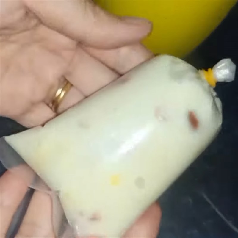 Bước 5 Đong vào bịch và làm đông Kem chuối bịch cốt dừa với sữa đặc